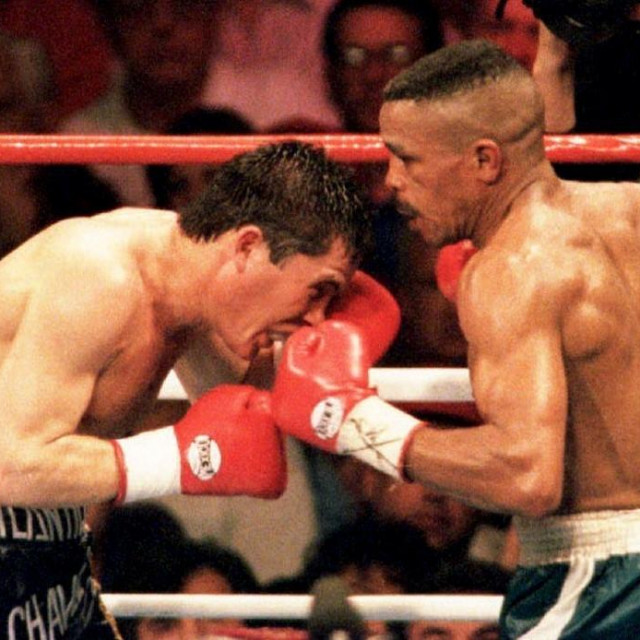 Frankie Randall from the U.S. connects with a left to the face of Julio Cesar Chavez in the 7th round 29 January 1994 in Las Vegas, NV. Randall defeated Chavez in a 12-round decision. (Photo by JOHN GURZINSKI/AFP)