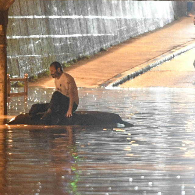 Trenutak kad je Mirna krenula u spašavanje gospodina Josipa
 