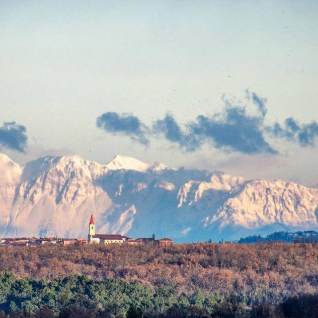 Pogled iz Brtonigle na Alpe