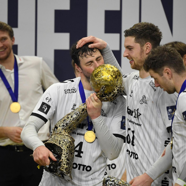 Domagoj Duvnjak s peharom za pobjednika Lige prvaka