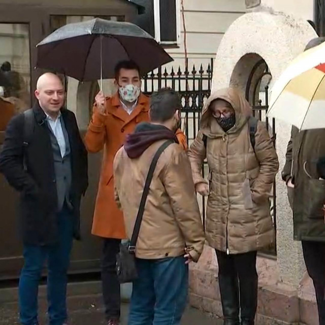 Okupljanje ispred hrvatske ambasade u Bogradu