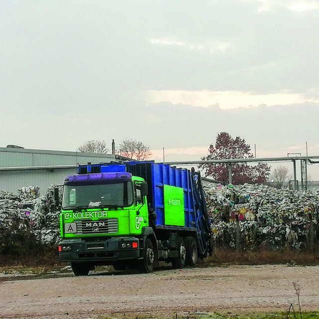 Pred ulazom u Diokijevo dvorište parkirana su dva kamiona s oznakama tvrtke e-Kolektor čija je i velika svjetlozelena ploča na ulazu nasuprot čuvarske kućice u istoj toj boji