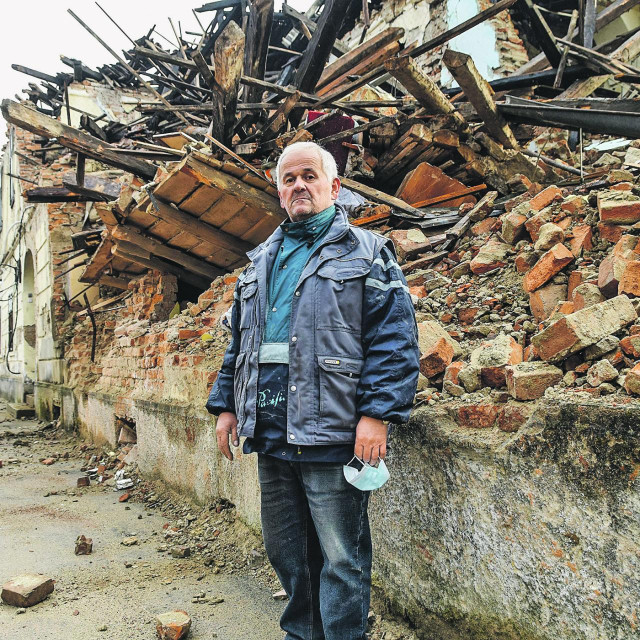 Blaž Aleksić ispred svojeg stana u središtu Petrinje u kojem je druga etaža doslovno poklopila prvu etažu dok je on bio unutra