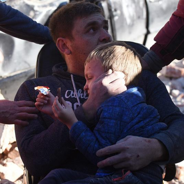 Lijevo: Josip i Leon Hodak odmah nakon spašavanja; Desno: Leon i Josip gore, dolje Josip Hodak i Maja Spoja