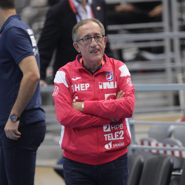 Osijek, 071120.
Rukomet. Utakmica rukometnog EHF EURO Cupa Hrvatska Madjarska.
Na fotografiji: Lino Cervar trener Hrvatske.