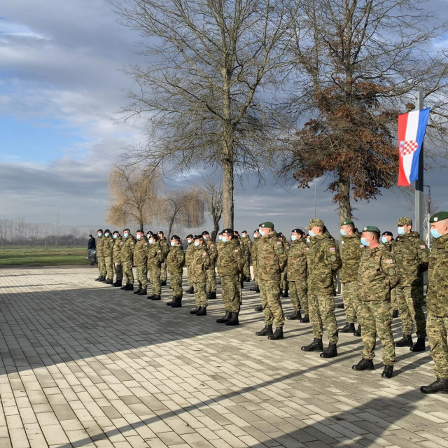 Predsjednik Milanović u Petrinji s pripadnicima HV-a