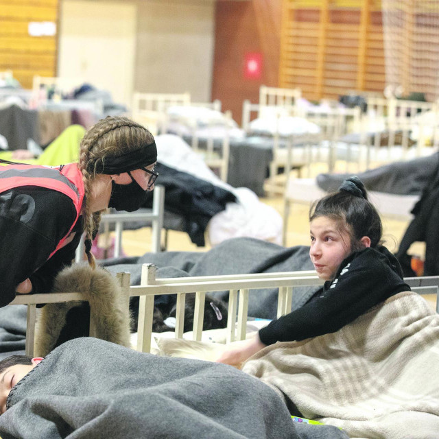 Volonterka Crvenog križa Lea i djevojčica Estervan iz Sirije