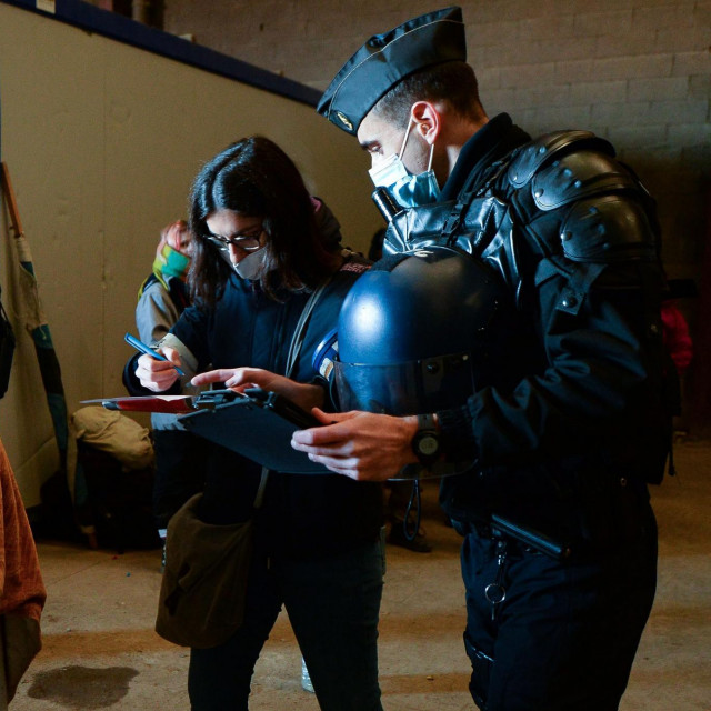 Policija prekida ilegalni rave party