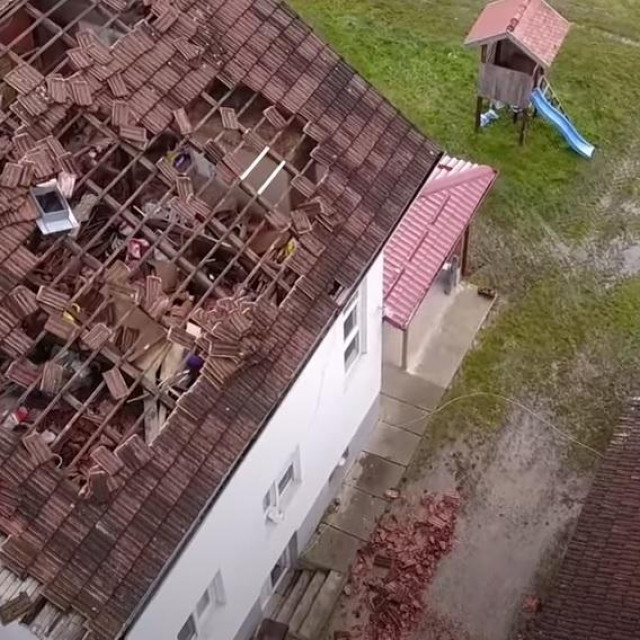 Snimka u potresu stradale kuće