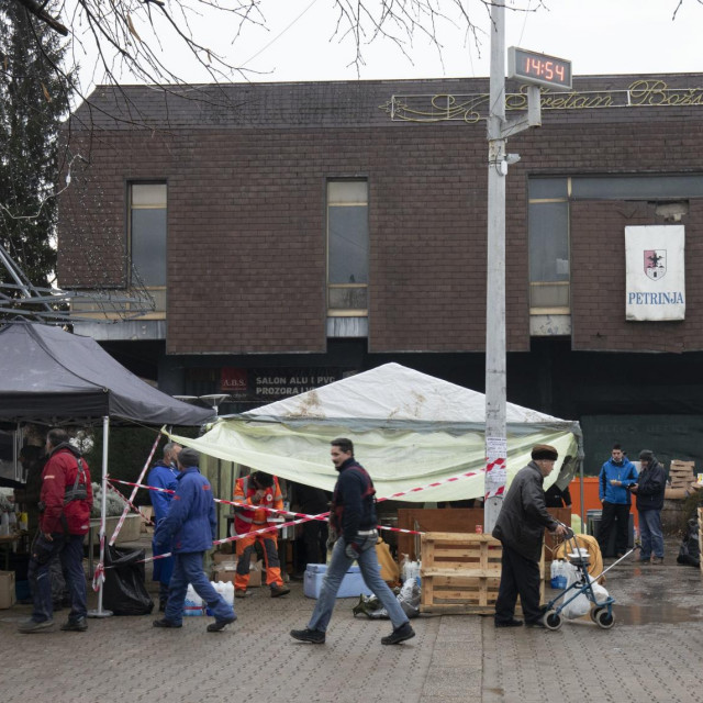 Kuhari iz Dalmacije pripremaju jela za sve koju su se zatekli na Trgu hrvatskih branitelja u centru Petrinje