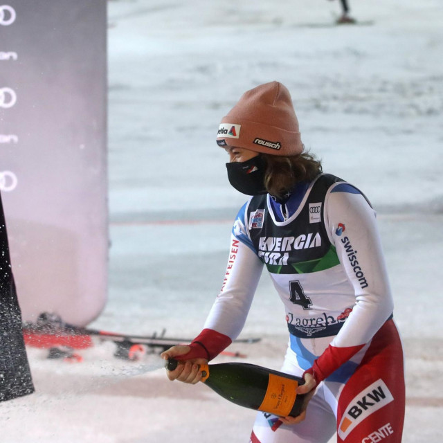 Michelle Gisin (desno)