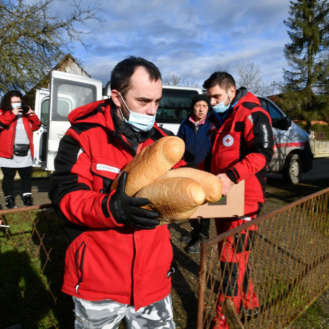 Pripadnici Crvenog križa u akciji