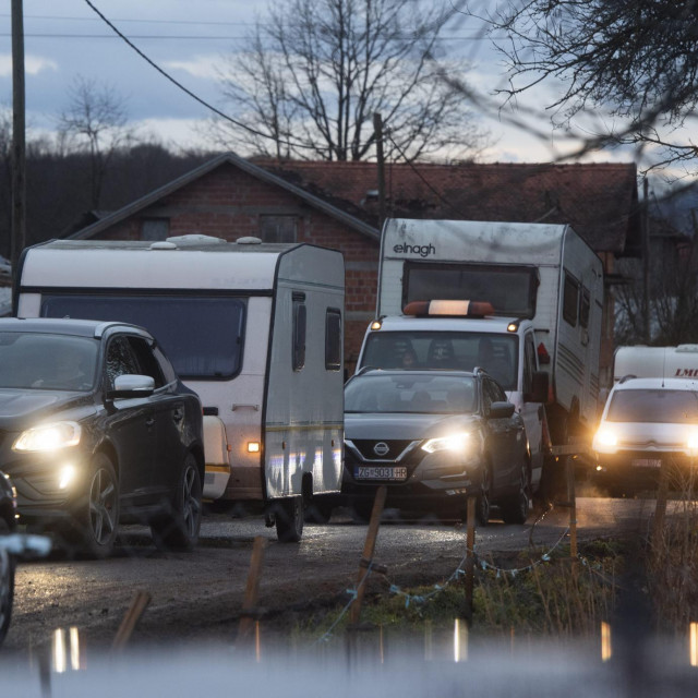 Kolone kamp kućica pristižu u Majske Poljane