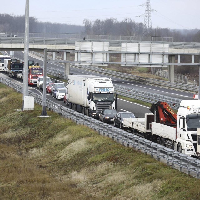 Gužva na izlazu s autoceste u smjeru Siska i Petrinje