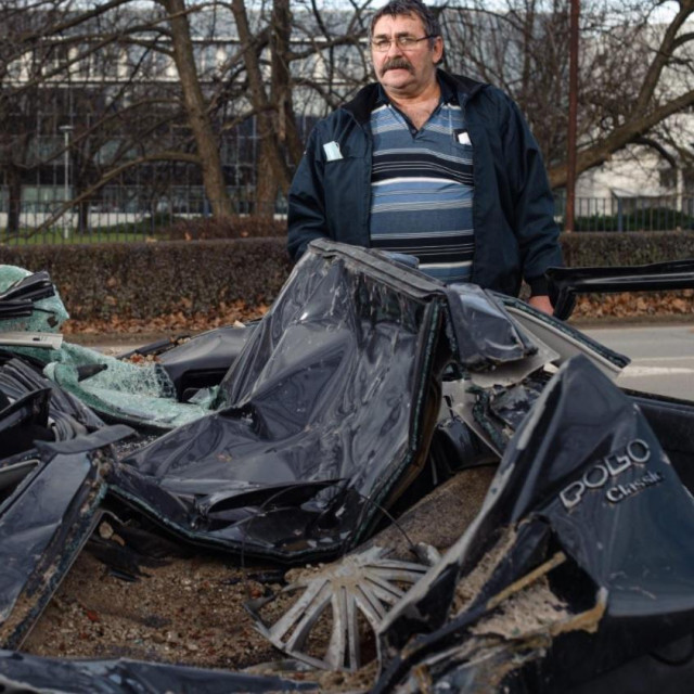 Zlatko Hodak i auto iz kojega su spašeni njegov sin i unuk
