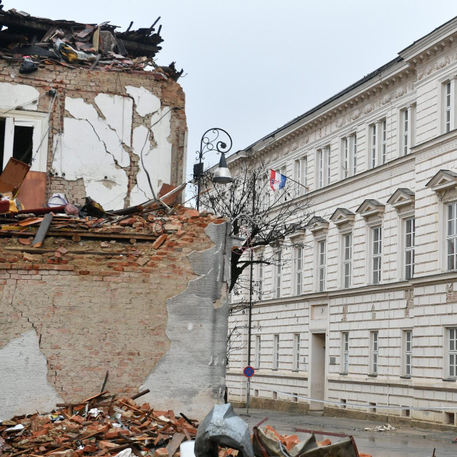 Zgrada Srednje škole Petrinja i dalje stoji, ali unutra se sve raspalo kao bundeva. Unutra imamo čudo od opreme, koju treba spasiti i prebaciti u skladište u Odri. U tu zgradu nećemo se još dugo vratiti, kaže ravnatelj Milan Orlić