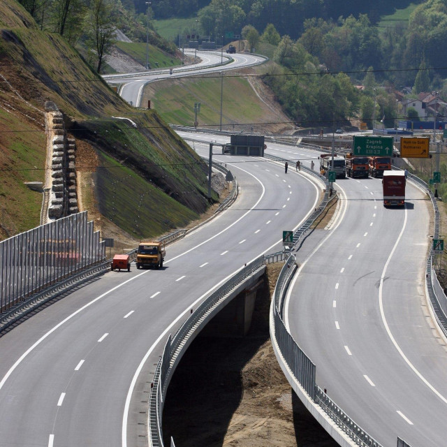 Zemljani materijal na toj dionici izuzetno je loš. Riječ je o tekućoj glini. Tijekom cijele gradnje autocestom će se odvijati promet 