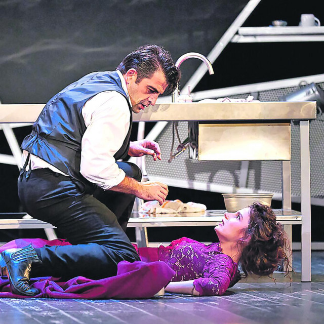 Vinkovačko kazalište Joza Ivakić sezonu je zaokružilo Strindbergovom 'Gospođicom Julijom' u režiji Aide Bukvić i koprodukciji s osječkim HNK