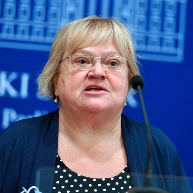 Zagreb, 061120.
Markov trg.
Sabor.
Konferencija za medije Kluba zastupnika SDP-a, o temi: Predstavljanje oporbenog Prijedloga za pokretanje pitanja povjerenja Tomislavu Coricu, ministru gospodarstva i odrzivog razvoja.
Na fotografiji: Anka Mrak Taritas