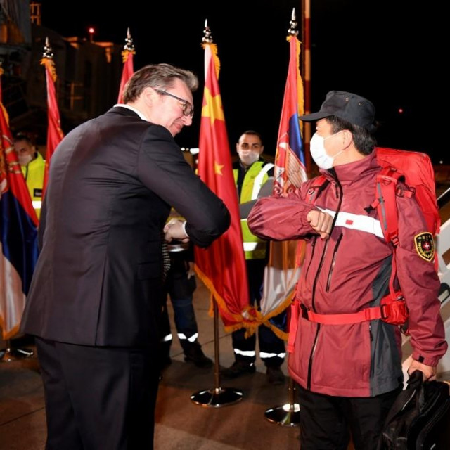 predsjednik Srbije Aleksandar Vučić osobno je dočekao kinesku pomoć na početku pandemije koronavirusa