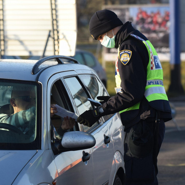 Policija kontrolira propusnice