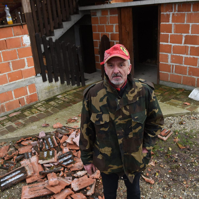 Marijan Vrbanac iz Sibića ispred svoje kuće