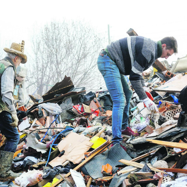 Čišćenje ruševina u Majskim Poljanama