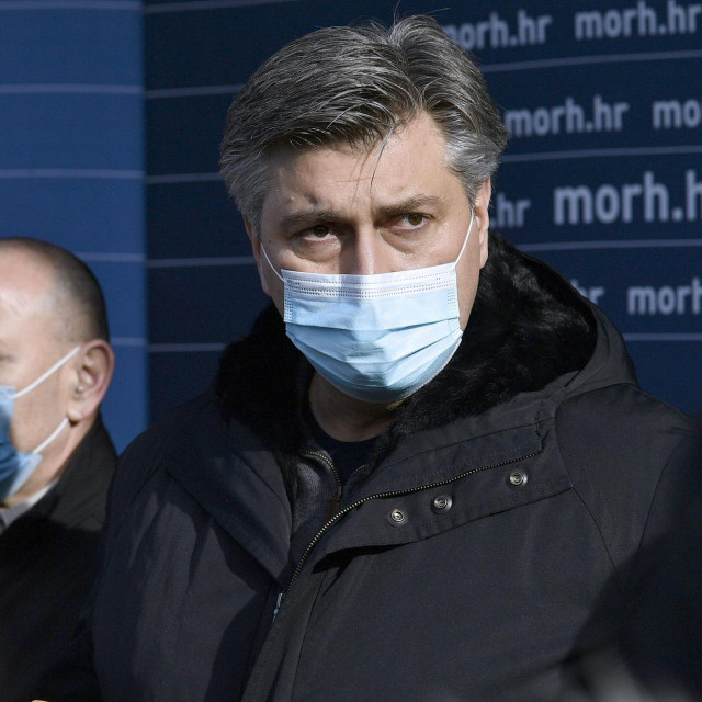 Andrej Plenković tijekom posjete Petrinji