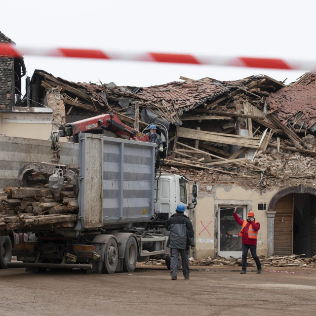 Saniranje posljedica od razornog potresa u centru grada.
