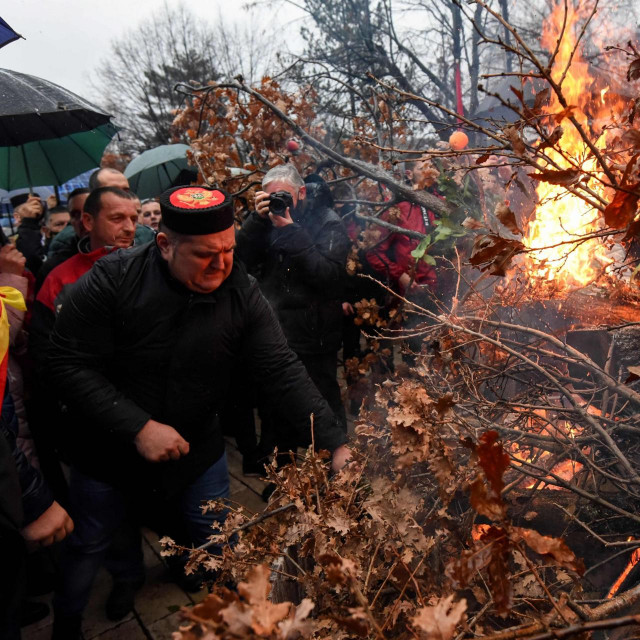 Nalaganje Badnjaka u Cetinju