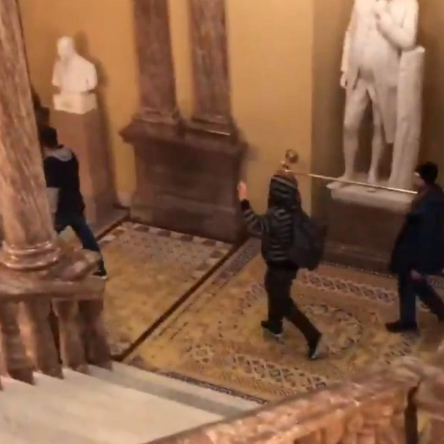 Trenutak upada prosvjednika u američki Kongres