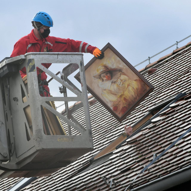 Evakuacija umjetnina iz galerije Krste Hegedušića u Petrinji