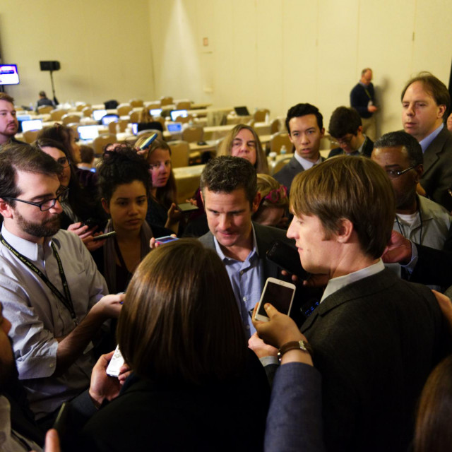 Adam Kinzinger (sredina)