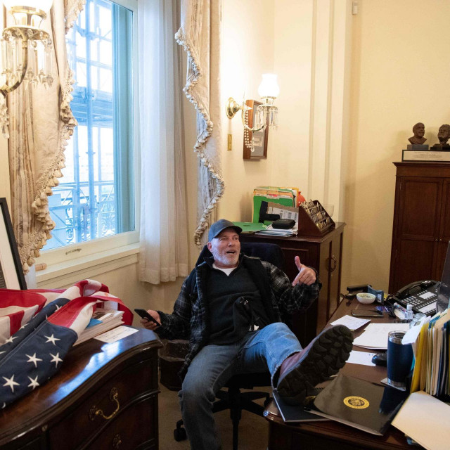 Richard Barnett u uredu Nancy Pelosi 