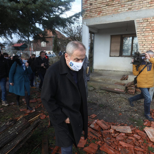 Gradonačelnik Milan Bandić obišao je nakon potresa u Petrinji Gradsku četvrt Brezovica koja je također pretrpjela štete.