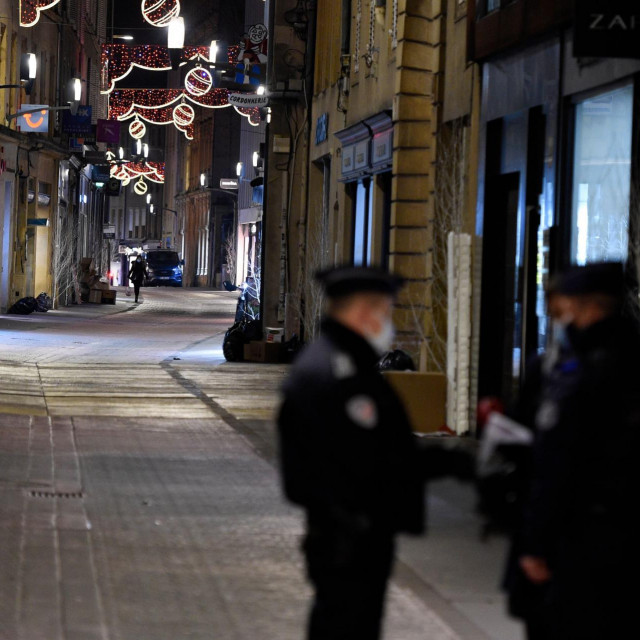 Policija na pustim ulicama u Metzu na istoku Francuske