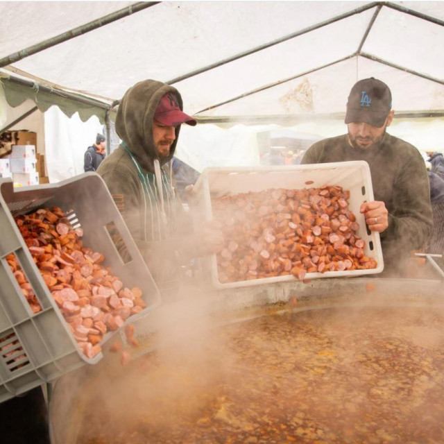 Priprema toplih obroka u Petrinji
