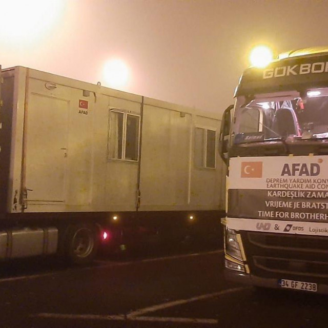 Kontejneri koji su brodom stigli u Trst, kamionima su dovezeni u Hrvatsku