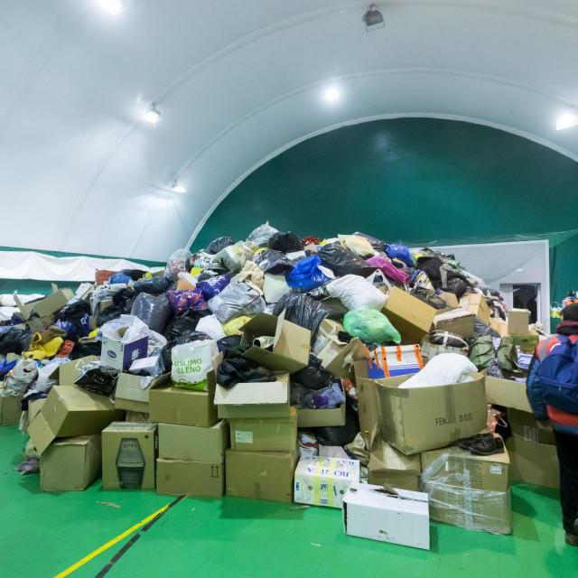 Na fotografiji: gomila skupljene pomoći stradalima od potresa.
 