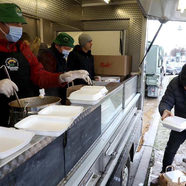 Podjela toplih obroka za stradale u potresu