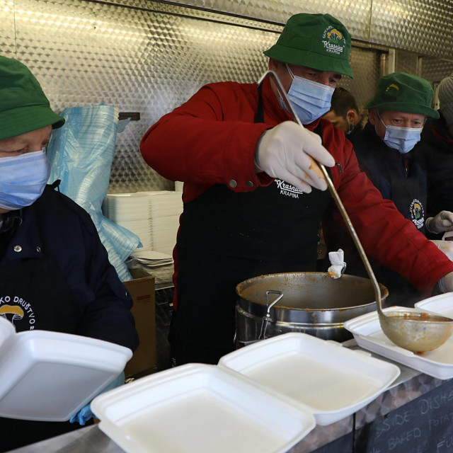 Petrinja, 090121.
Petrinja 12. dan nakon potresa.
Na fotografiji: podjela toplog obroka za stradale u potresu.