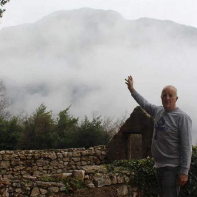 Tonći Despot pokazuje vrh Biokova odkuda su se kotrljala kamenja na Makarsko primorje