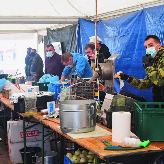 Volonterska kuhinja u Glini