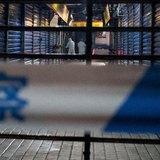 Članovi tima za hitne higijenske intervencije u Wuhanu provode ispitivanja na tržnici Huanan, zloglasnoj tržnici koja je povezana s prvim smrtnim stradavanjem o posljedica covida-19