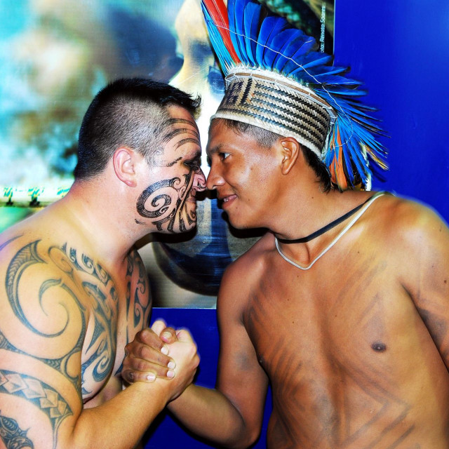 Maori prakticiraju pozdrav hongi: dvije osobe spoje ruke, noseve i čela i dišu