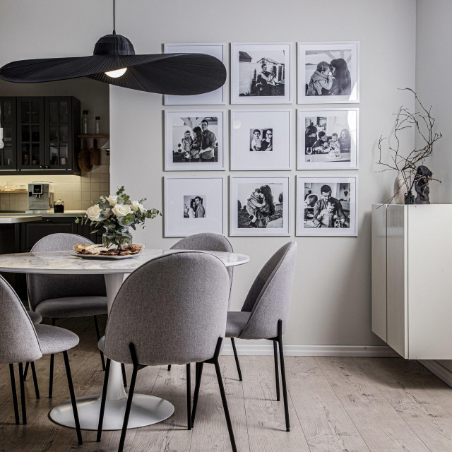 Iznad blagovaonskog stola divan je luster iz Lesnine, a na zidu obiteljska fotogalerija