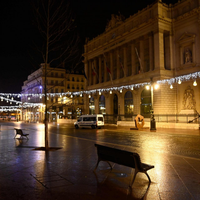 Prazne ulice u Marseilleu