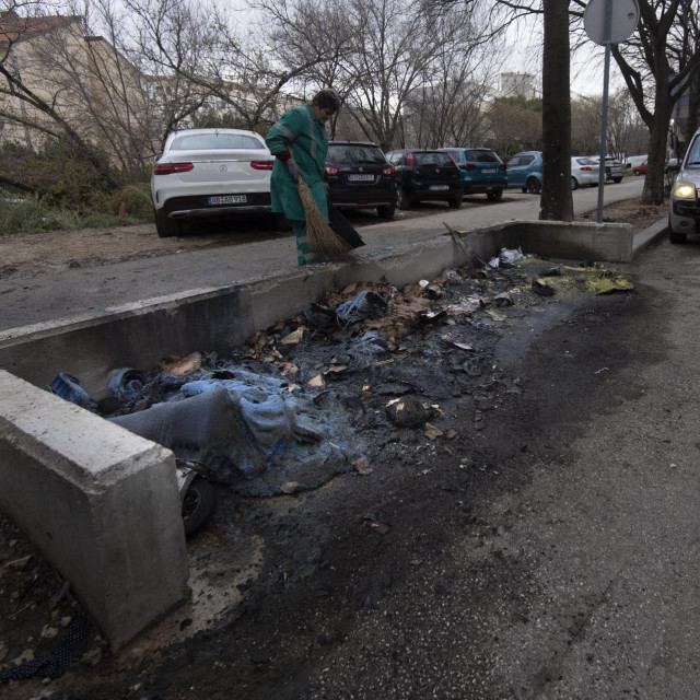 U Jobovoj ulici noćas su gorjeli kontejneri, a požar je zahvatio i tri automobila. 