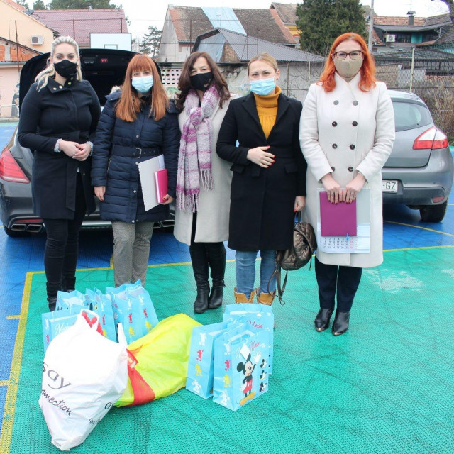 Saborske zastupnice organizirale akciju skupljanja mobitela za djecu iz Dječjeg doma Vrbina u Sisku 