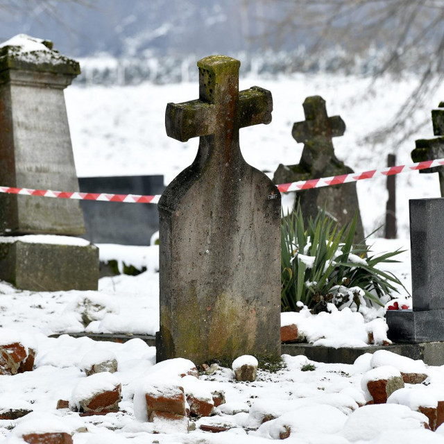 Posljedice razornog potresa na groblju u Petrinji